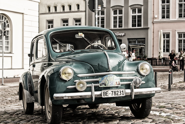 ... Hansestadt Wismar ... street jewel Renault 4CV 1947-1961 ... / 01174 ...
