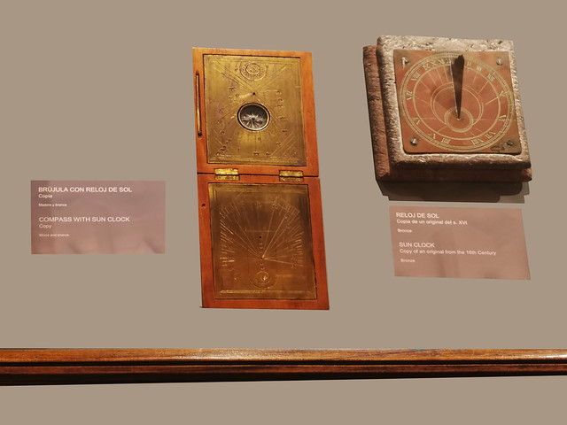 brújula y relojes de sol de bronce copia siglo XVI instrumentos nauticos Museo Casa Colón Las Palmas de Gran Canaria