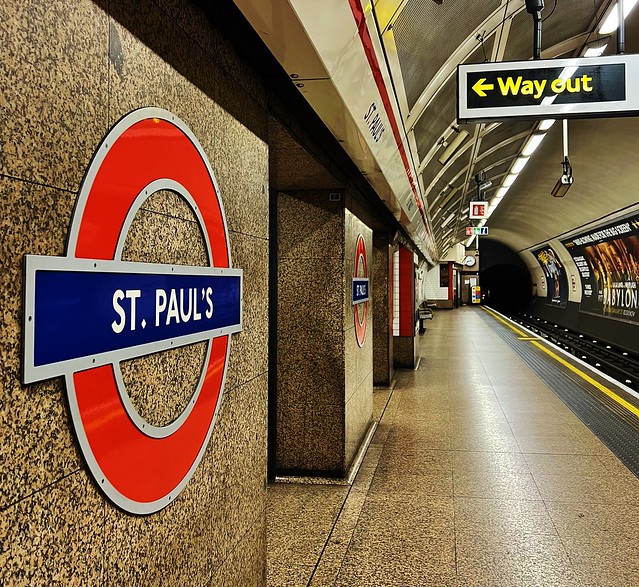 St. Paul's Underground Station (London, England)