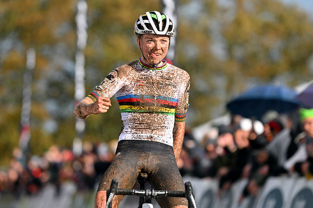 Defending champion and overwhelming favourite Fem van Empel has taken a devastating victory in the 2023 European Cyclo-cross Elite Women's race.