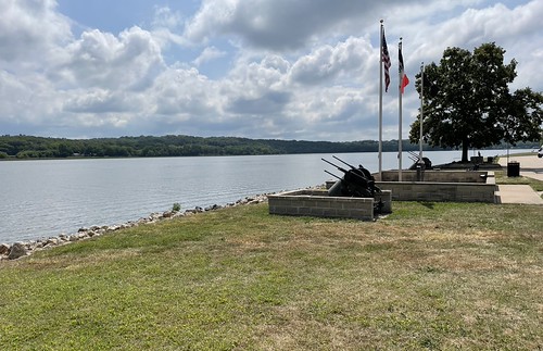 Mississippi River (Rock Island County, Illinois and Le Claire, Iowa) by courthouselover, Le Claire, Iowa is a lovely Mississippi River town located to the northeast of Davenport and Bettend