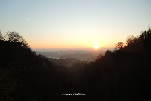 Osservare la PRIMA LUCE del giorno è per me sempre un momento di grande bellezza. Dintorni di Monteu Roero, Piemonte, ITALIA.