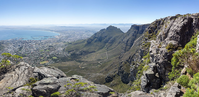 Pano from Table Mountain to the bay : Click to zoom