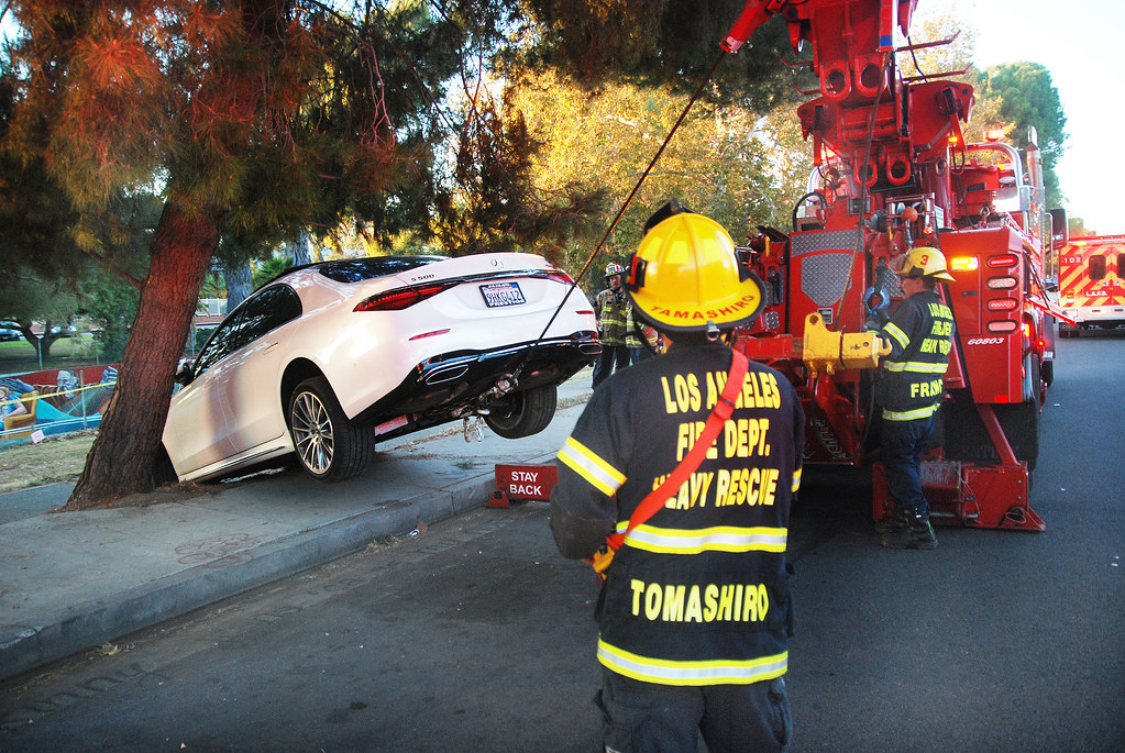 Lafd Tech Rescue Rig 110623 - LAFD Heavy Rescue Puts Sedan Back On Its Wheels | Flickr
