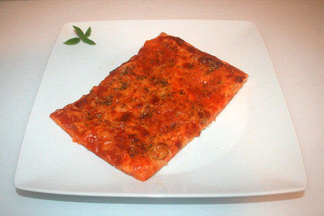 04 - Pizza salame cipolle e peperoni - Served / Serviert
