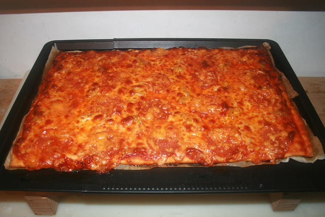 03 - Pizza salame cipolle peperoni - Finished baking / Fertig gebacken