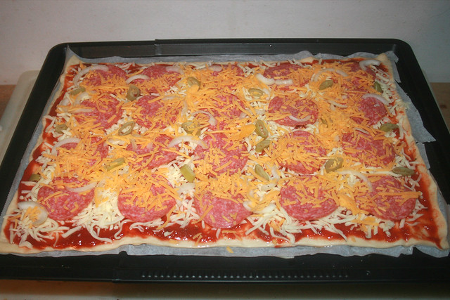 01 - Pizza with topping / Pizza belegt