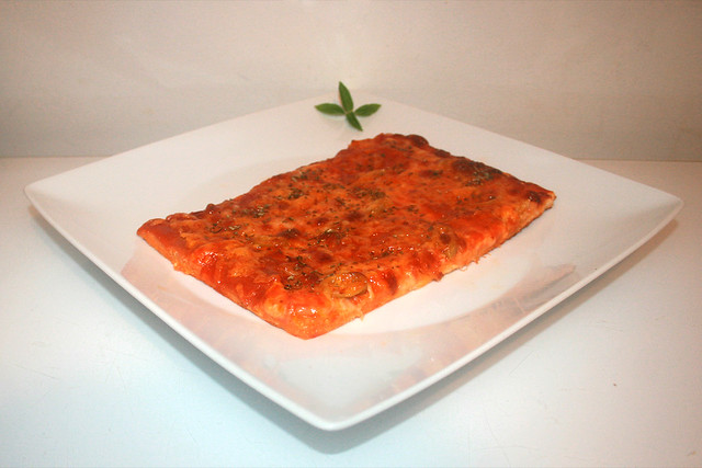 05 - Pizza salame cipolle e peperoni - Side view / Seitenansicht
