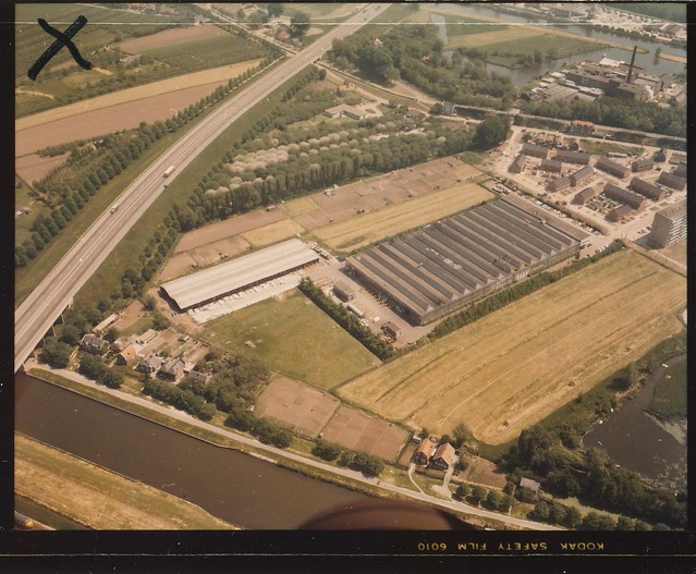 Luchtfoto - 1975 - Merwedekanaal, A15 en radiatorenfabriek De Vries Robbé