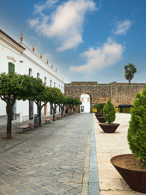 Plaza, muralla y puerta