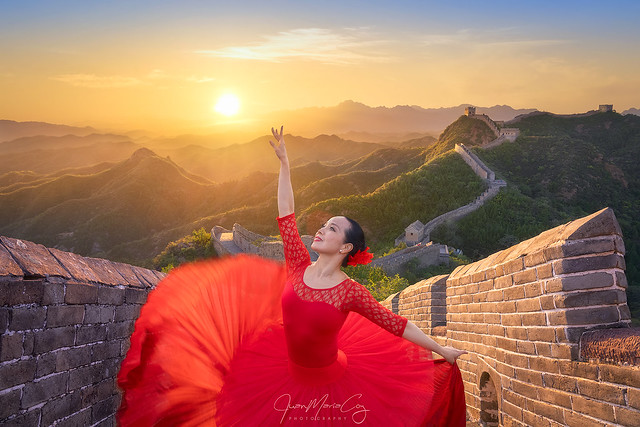 An unforgettable sunset dancing ballet on the Great Wall of China - Jinshanling (Beijing, China)