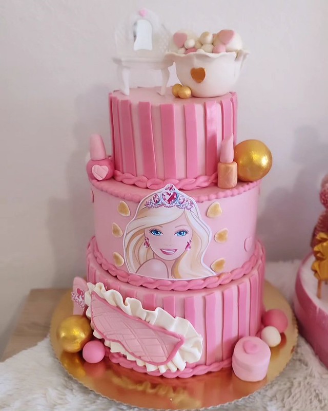 Cake by Family Cake Shop