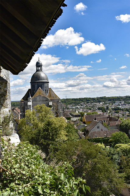 2023.07.30.062 PROVINS - Tour César - Vue sur le dôme de Saint-Quirace depuis le chemin de ronde