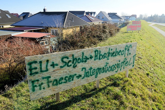 0148 Protestschilder auf dem Lärmschutzwall an der Hauptstraße  - Fotos von Upahl, Ort in der der gleichnamigen Gemeinde im Landkreis Nordwestmecklenburg in Mecklenburg-Vorpommern.
