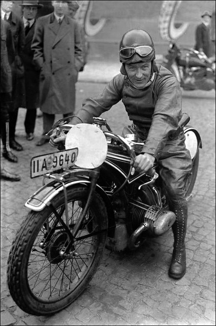 Bad Kolberg - Toni Bauhofer, słynny zawodnik wyścigów motocyklowych na BMW w czerwcu 1929 r.