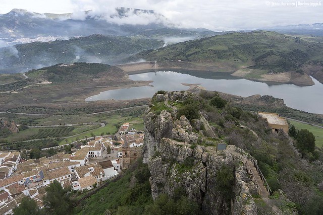 Zahara de la Sierran kaupunkia, linnoituksen raunioita ja avaraa maisemaa