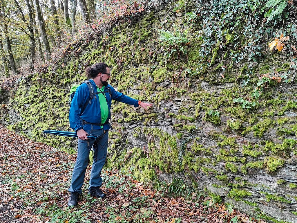 Marcel erläutert die Trockenmauer aus Schiefer