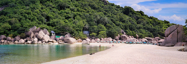Perfect Nangyuan island beach between the rocks