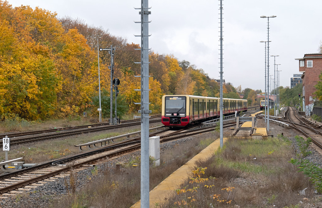 Berlin S-Bahn 483 im Hintergrund 485. 12.11.2023