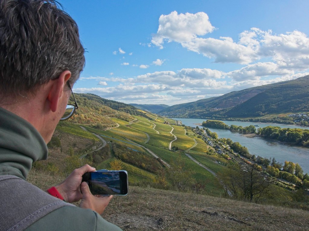 Markus Ebeling beim Fotografieren von Weinbergen und Rhein bei Lorch