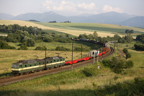ZSSK Cargo 131 043/131 044 power a westbound mixed freight train at Liptovský Michal (SK). | by Roundnose