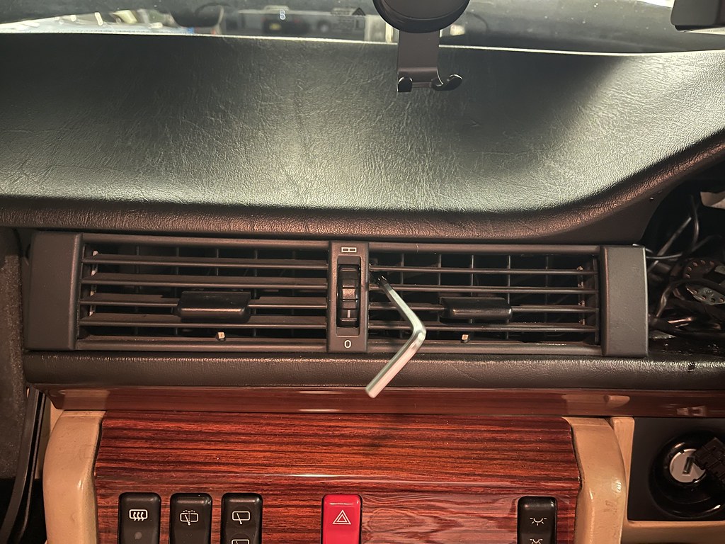 Failing at changing the W124 centre vent
