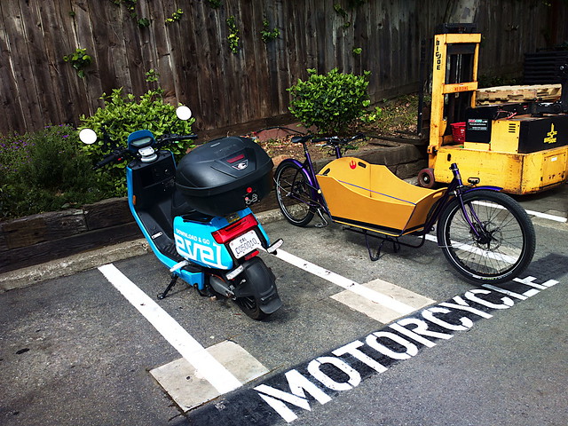 20220317 bakfiets-motorcycle-parking
