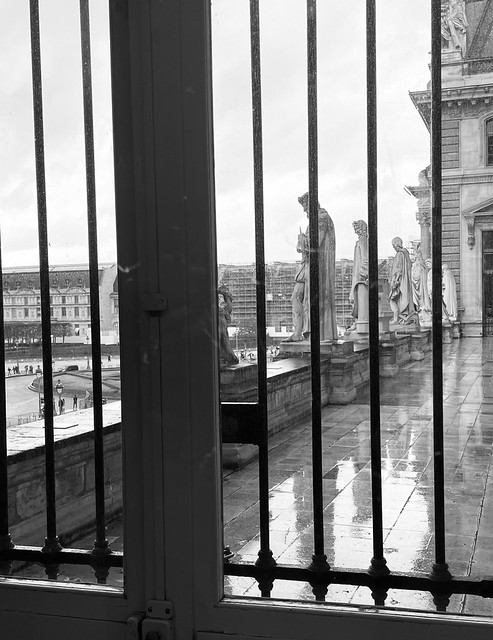 Le Louvre sous la pluie