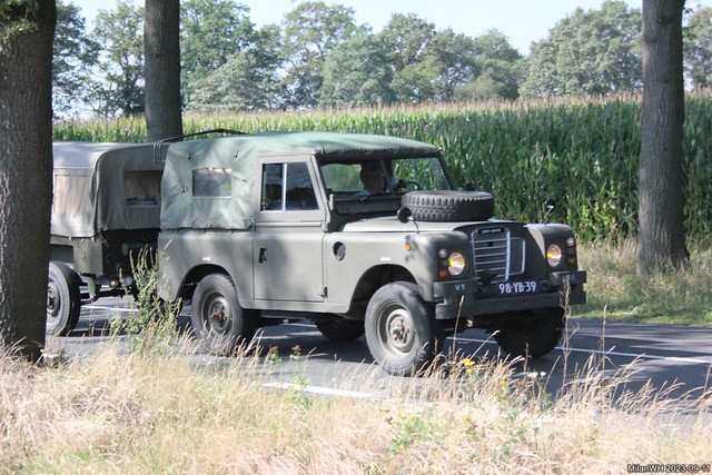Land Rover 88 1975 (98-YB-39) with trailer