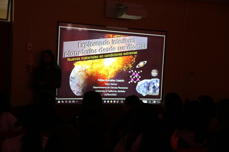Charla de divulgación científica: Dr. en Física Felipe González