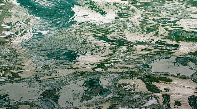 Remous et reflets sur le Grand Canal : vaporetto en mouvement  (swirls and reflections on the Grand Canal: vaporetto in motion)