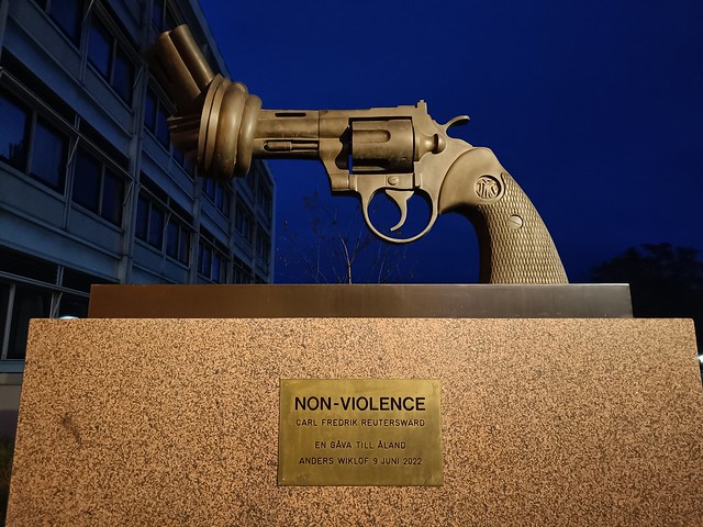 Non-Violence - The Knotted Gun