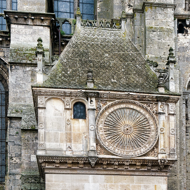 L'horloge astrolabique de la cathédrale de Chartres #Chartres #28 #28000 L'horloge astrolabique de la cathédrale de Chartres