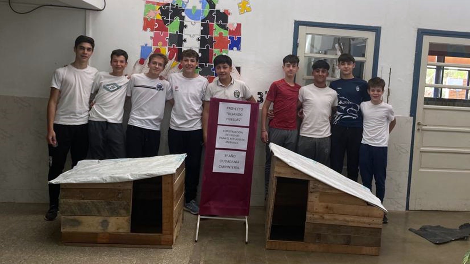 Alumnos de 3º año del ISJO de Darregueira construyeron cuchas para el refugio canino de Bordenave