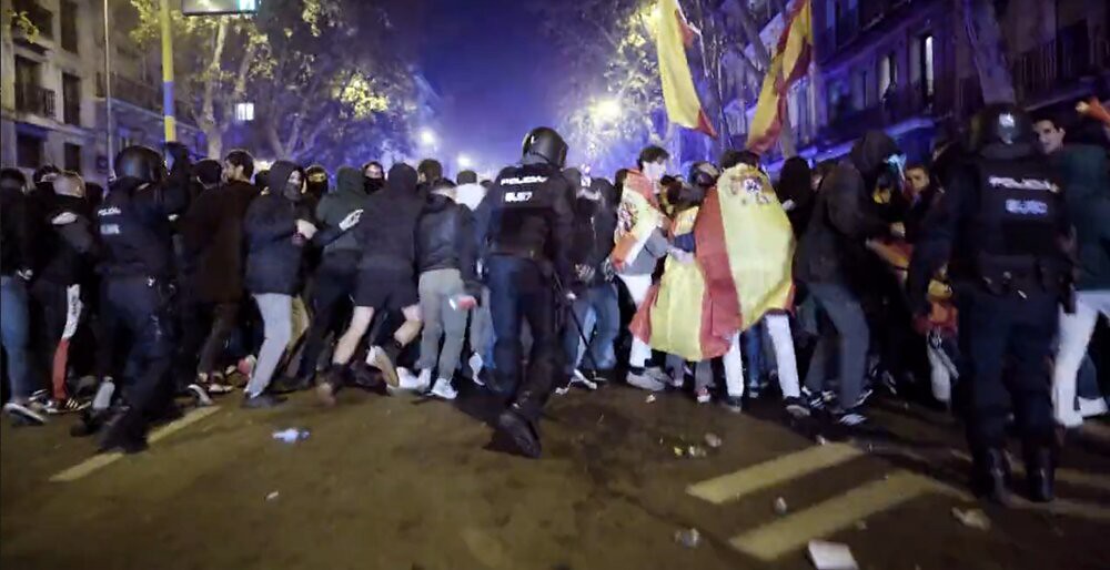brutal actuación desproporcional policial en Madrid contra pacíficos manifestantes anti golpe de estado sanchista y socialista (2)