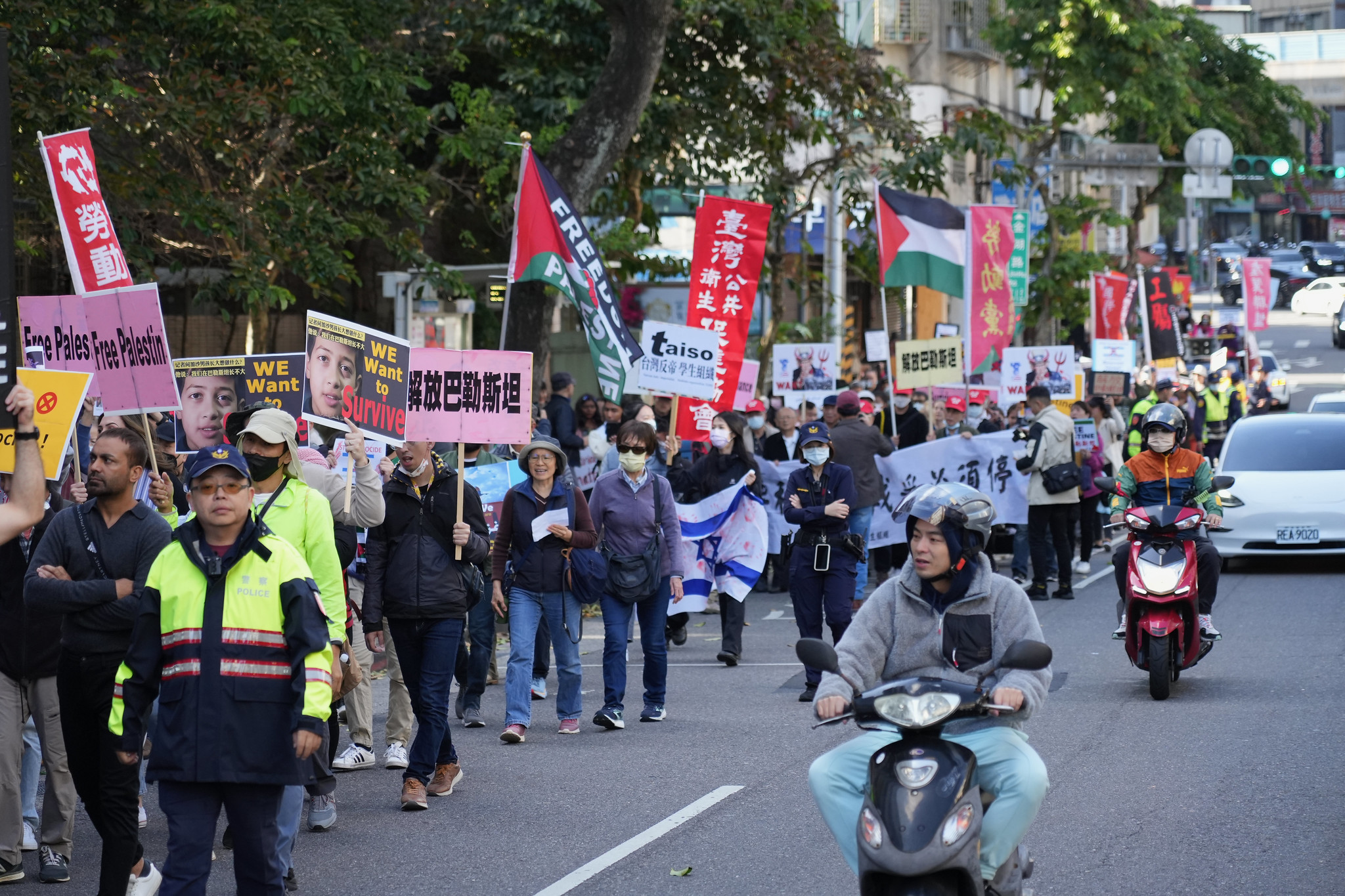 台北聲援巴勒斯坦遊行，現場吸引許多來自各國的民眾參與。（攝影：王顥中）