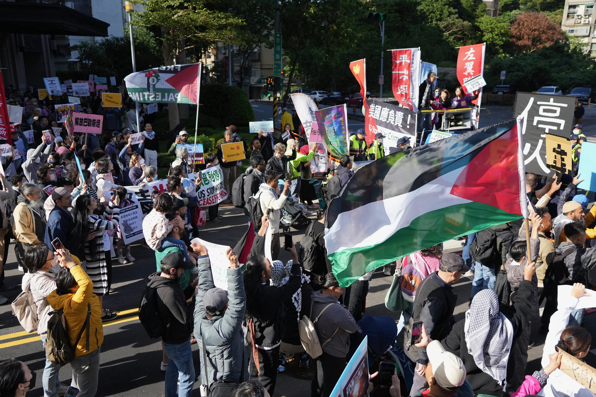 台北聲援巴勒斯坦遊行，現場吸引許多來自各國的民眾參與。（攝影：王顥中）