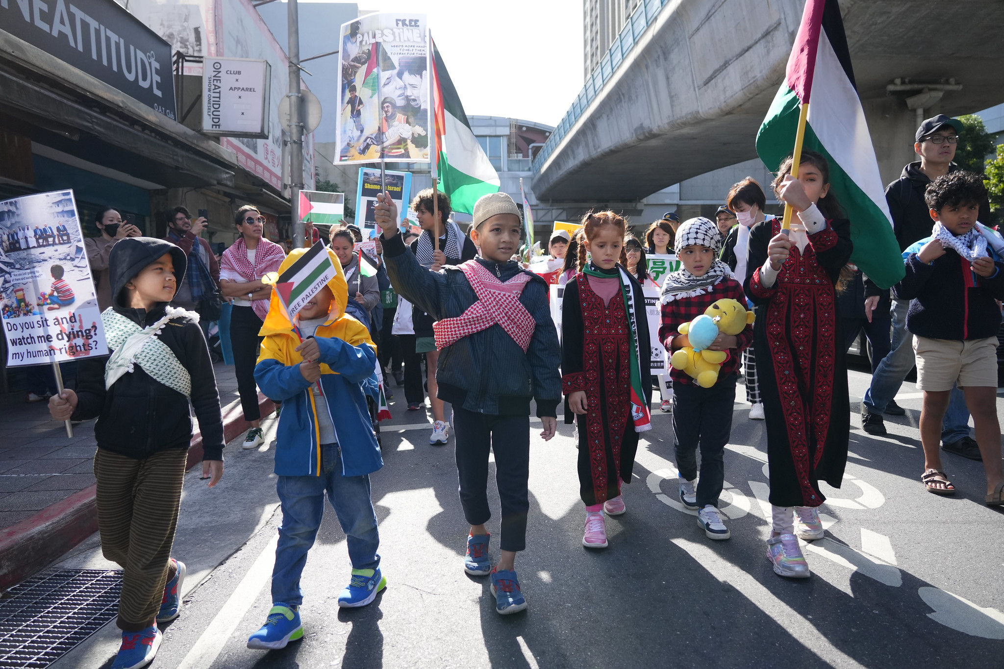 台北聲援巴勒斯坦遊行，家長攜兒童參與：盼巴勒斯坦兒童也能平安長大。（攝影：王顥中）