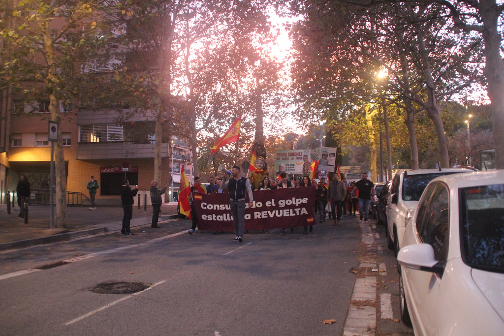 FOTOGRAFÍA. MATARÓ (BARCELONA) ESPAÑA, 18 DE NOVIEMBRE DE 2023. Una protesta pacífica recorre las calles de Mataró contra el golpe de Estado de Pedro Sánchez y PSOE. Lasvocesdelpueblo (27)