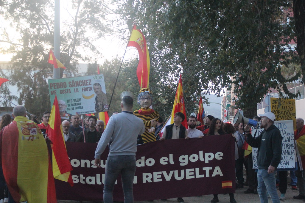 FOTOGRAFÍA. MATARÓ (BARCELONA) ESPAÑA, 18 DE NOVIEMBRE DE 2023. Una protesta pacífica recorre las calles de Mataró contra el golpe de Estado de Pedro Sánchez y PSOE. Lasvocesdelpueblo (22)