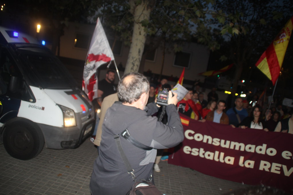 FOTOGRAFÍA. MATARÓ (BARCELONA) ESPAÑA, 18 DE NOVIEMBRE DE 2023. Una protesta pacífica recorre las calles de Mataró contra el golpe de Estado de Pedro Sánchez y PSOE. Lasvocesdelpueblo (40)
