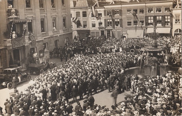 Fotokaart - Grote Markt, hulde aan de koningin (Foto De Kroon, 1919) Wilhelmina