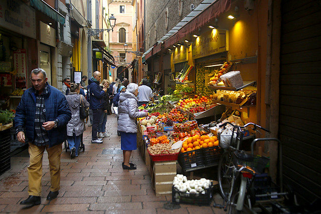 Bologna, mercatini tradizionali nei vicoli della piazza maggiore