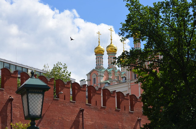 У стен Кремля таинственно и тихо..It is mysterious and quiet near the walls of the Kremlin.