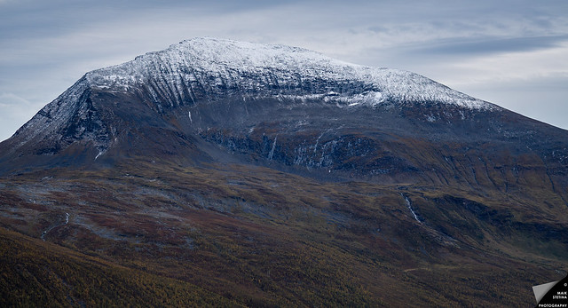 Der schneebedeckte Tromsdalstinden in Nordnorwegen