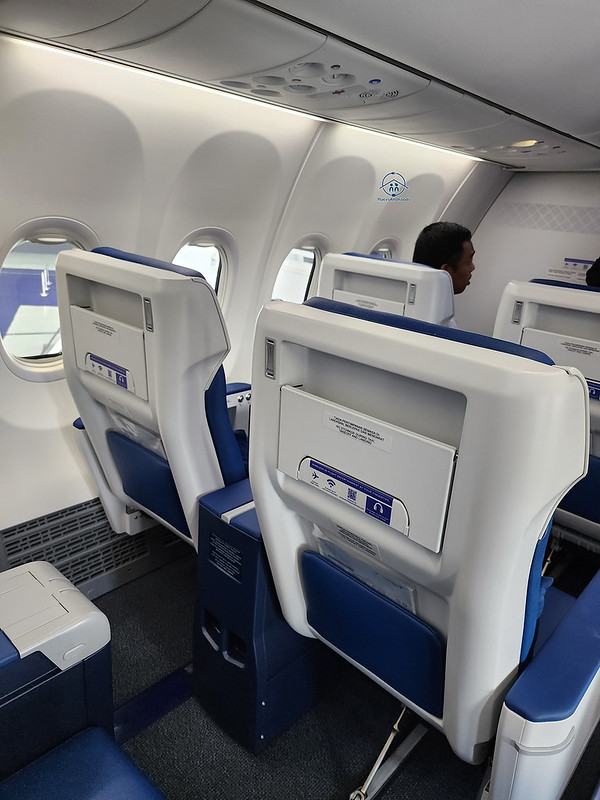 malaysia airlines boeing 737-8 business class backseat