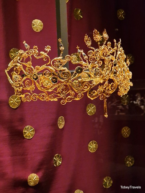006 Golden Diadem 215 ,Found on Larnax, Antechamber, Tomb II, Museum of the Royal Tombs of Aigai (Vergina)   (2)