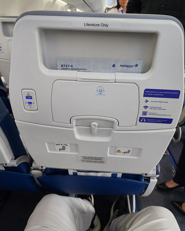 malaysia airlines boeing 737-8 economy class legroom