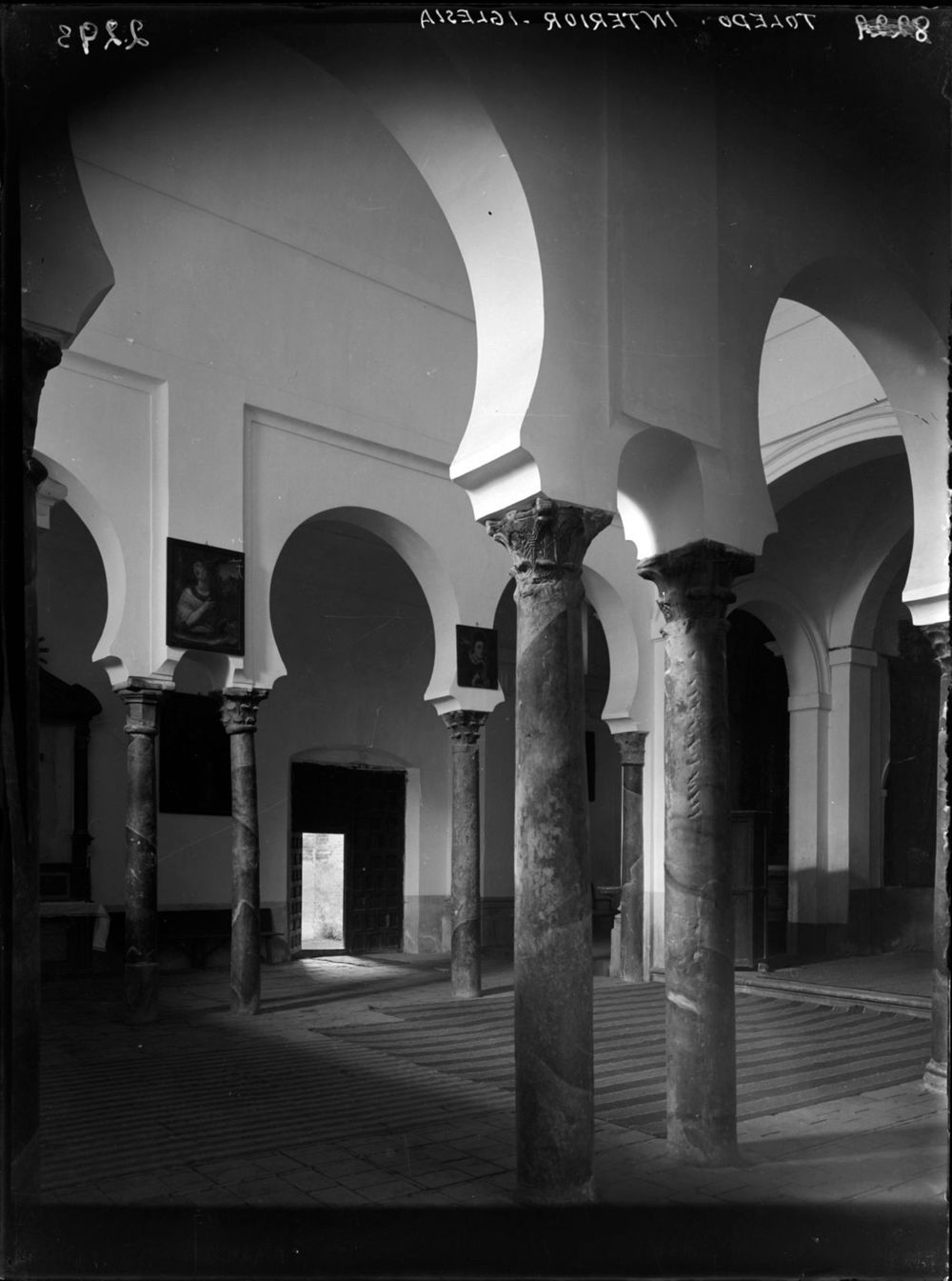 Interior de la iglesia de Santa Eulalia. Fotografía de Luis Lladó Fábregas © CSIC, Archivo del Centro de Ciencias Humanas y Sociales