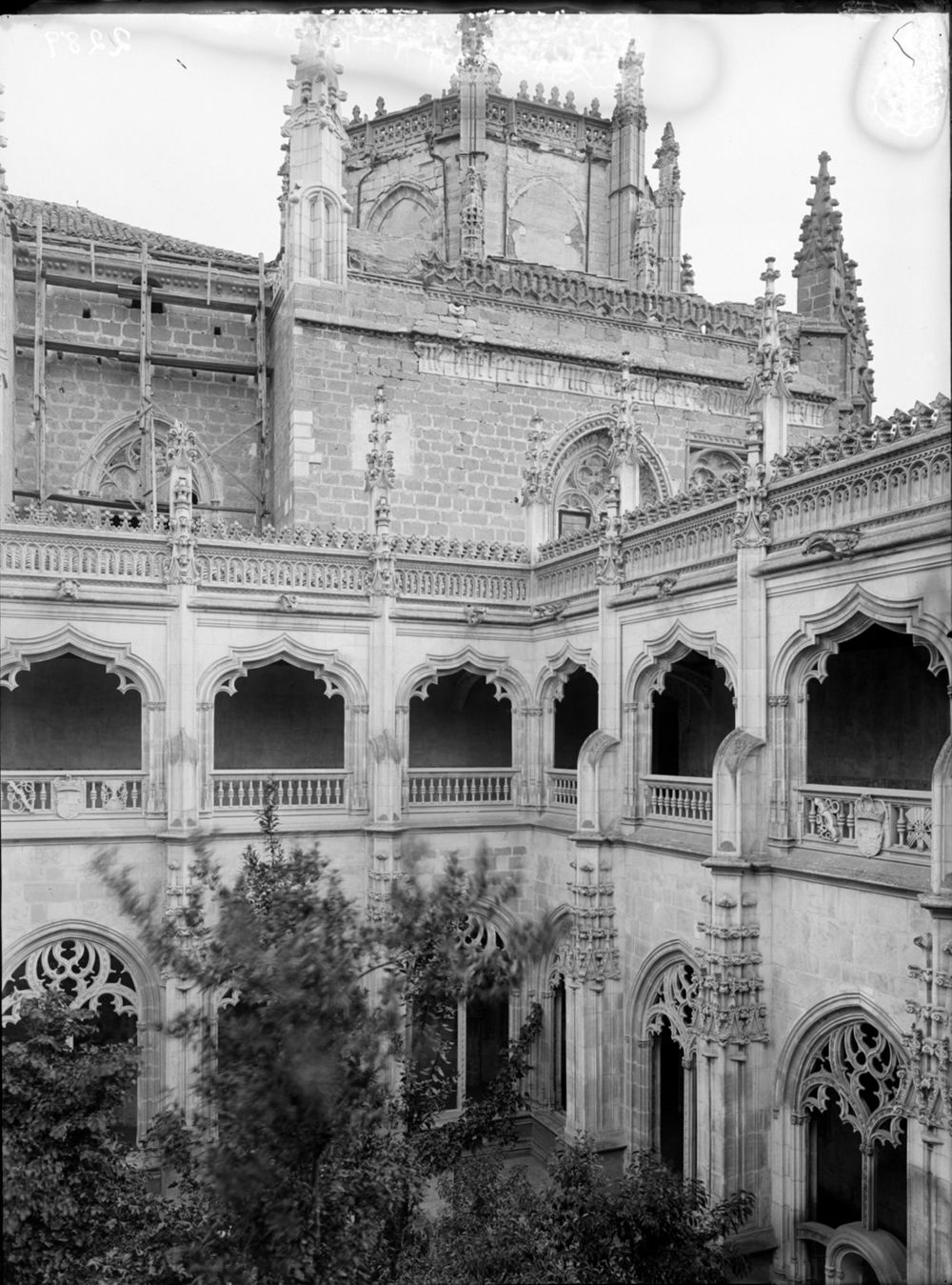 Claustro de San Juan de los Reyes. Fotografía de Luis Lladó Fábregas © CSIC, Archivo del Centro de Ciencias Humanas y Sociales